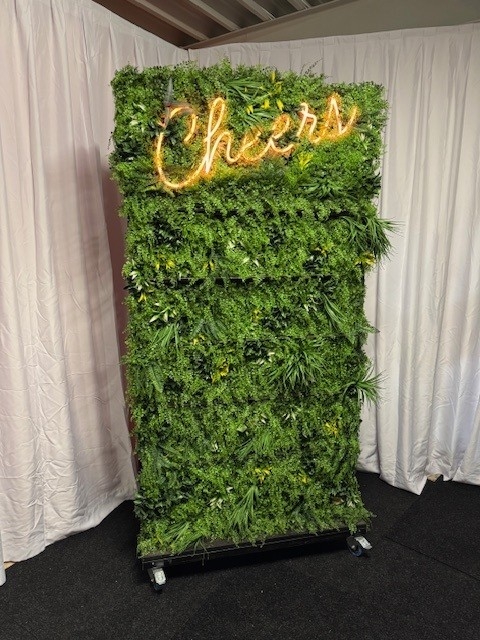 champagne wall / binnenkomst jungle